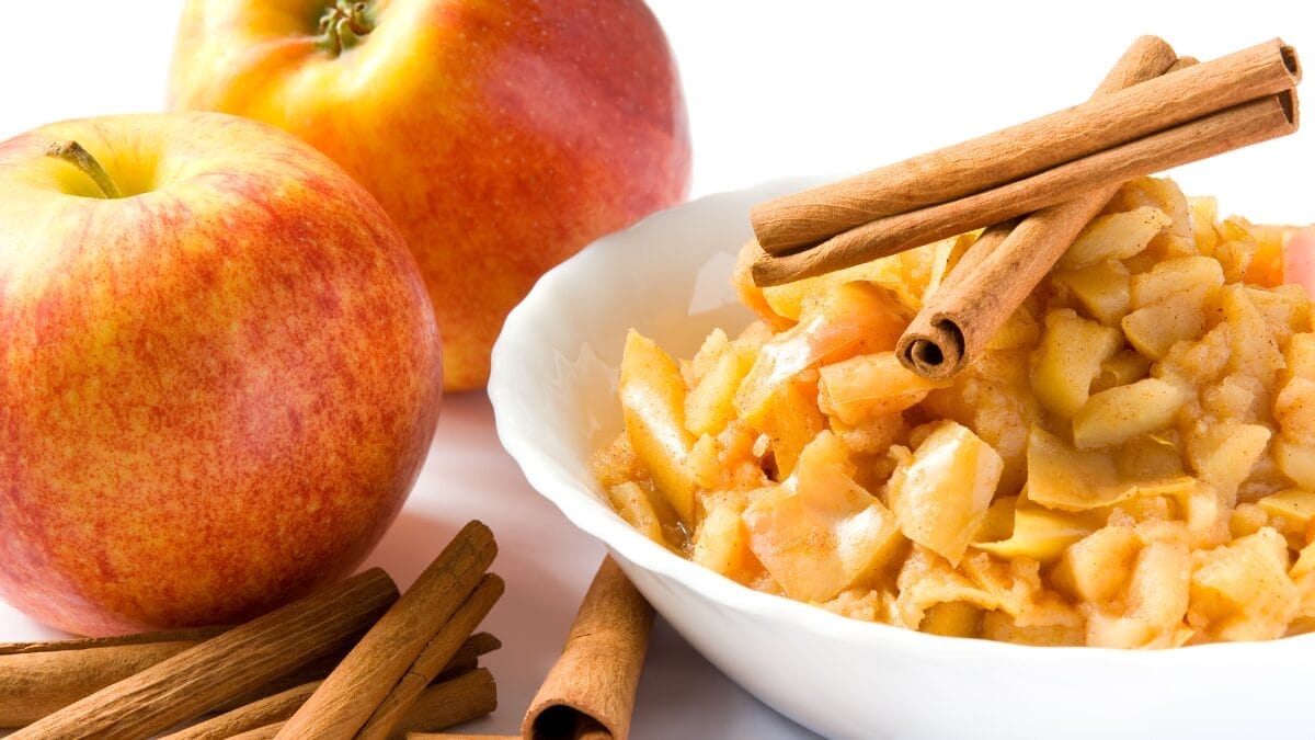 Como a ma&ccedil;&atilde; cozida deixou de ser receita de v&oacute; e virou um superalimento para o intestino