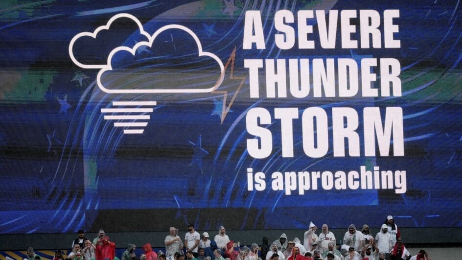 Chuva interrompeu a partida nos EUA (Foto: Reuters, James Lang)