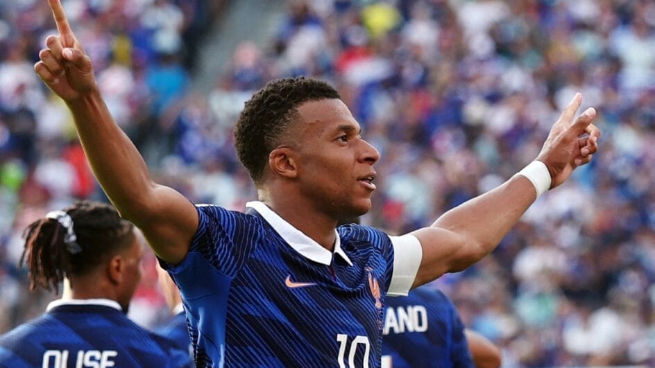 Kylian Mbappé marcou dois na vitória francesa (Foto: REUTERS)