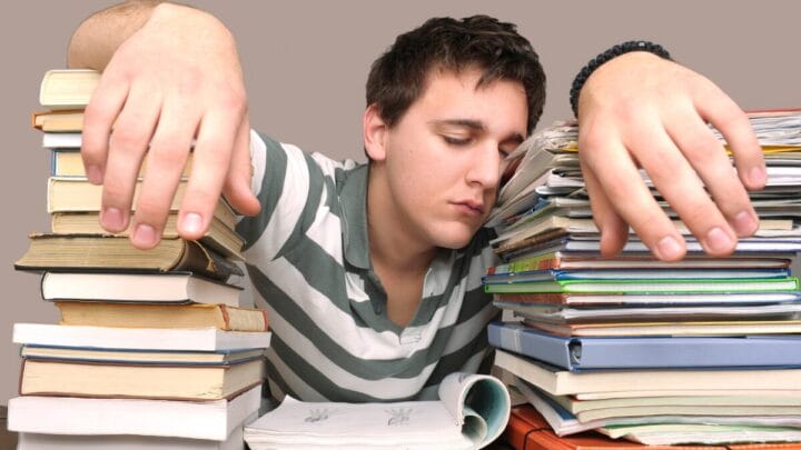 Dormir 8 horas e continuar cansado não é normal; entenda o que pode estar por trás