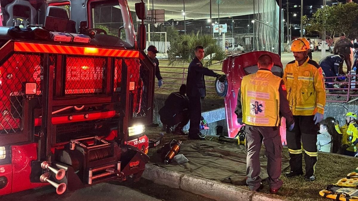 Duas mulheres morrem após carro capotar e cair em córrego em São José (1)