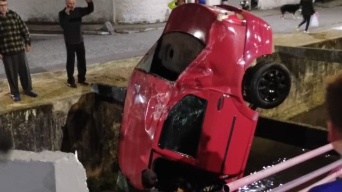 Duas mulheres morrem após carro capotar e cair em córrego em São José (1)