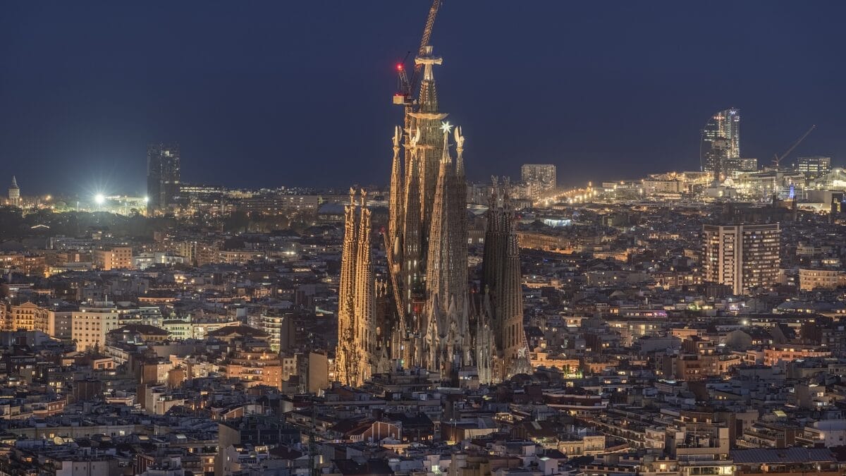 Em Barcelona, Papa ir&aacute; inaugurar torre central da Bas&iacute;lica Sagrada Fam&iacute;lia