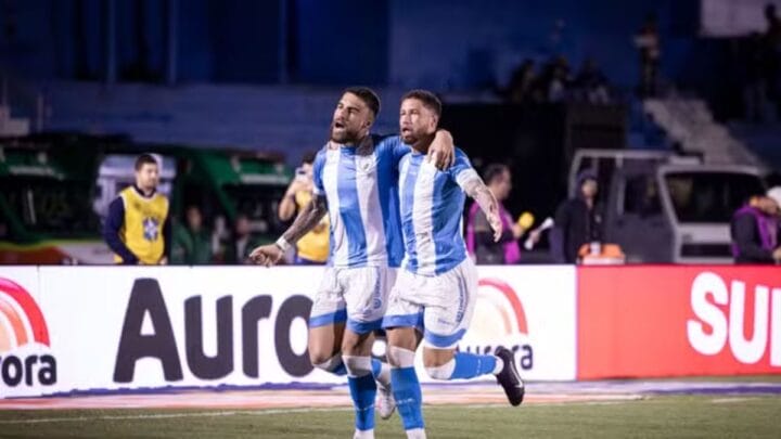 Bruno Santos e Lucas Marques comemoram gol do Londrina sobre o Avaí (Foto: Rafael Martins, Londrina EC)