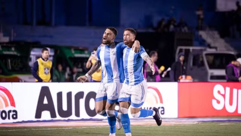 Bruno Santos e Lucas Marques comemoram gol do Londrina sobre o Avaí (Foto: Rafael Martins, Londrina EC)