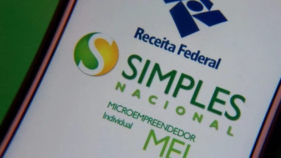 Imagem mostra em close up a logo da Receita Federal e do Simples Nacional, regime tributário do MEI