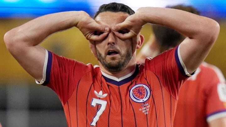 McGinn marcou o gol da vitória da Escócia (Foto: REUTERS)
