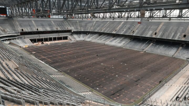 Athletico removeu todo o antigo gramado da Arena da Baixada (Foto: Luis Miguel Ferreira, athletico.com.br)