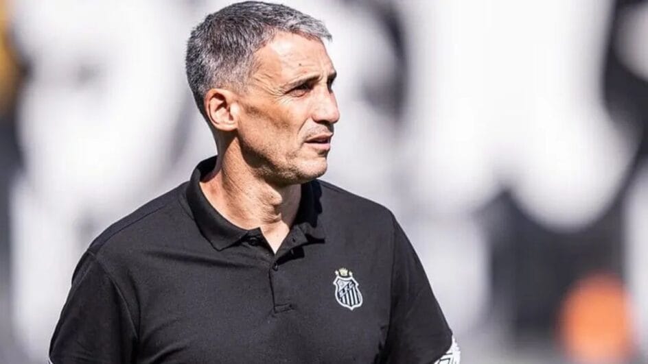 Vojvoda com o uniforme de treino do Santos (Foto: Raul Baretta, Santos FC)
