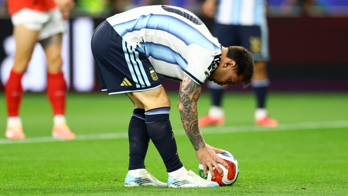 Lionel Messi antes de batida de pênalti na Copa do Mundo (Foto: REUTERS, Hannah Mckay)