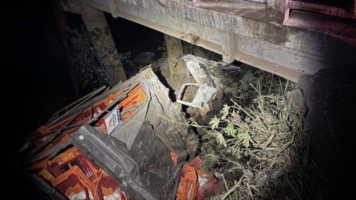 Acidente destrói proteção de ponte e deixa caminhoneiro em estado grave em SC