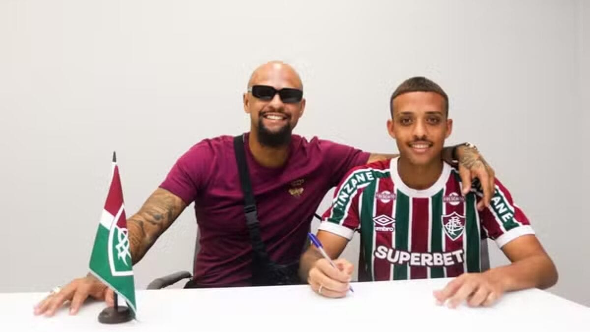 Davi Melo ao lado do pai Felipe Melo na renovação de contrato (Foto: Marina Garcia, FFC)