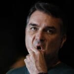 O motivo para Flávio Bolsonaro emitir e cancelar notas fiscais de R$ 500 mil a empresa ligada ao Banco Master