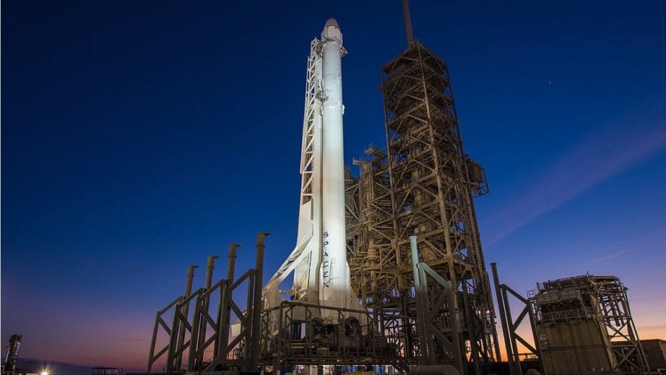Foguete Falcon 9, da SpaceX; empresa se prepara para maior IPO da história com foco em IA (Foto: SpaceX, Wikimedia Commons, CC)