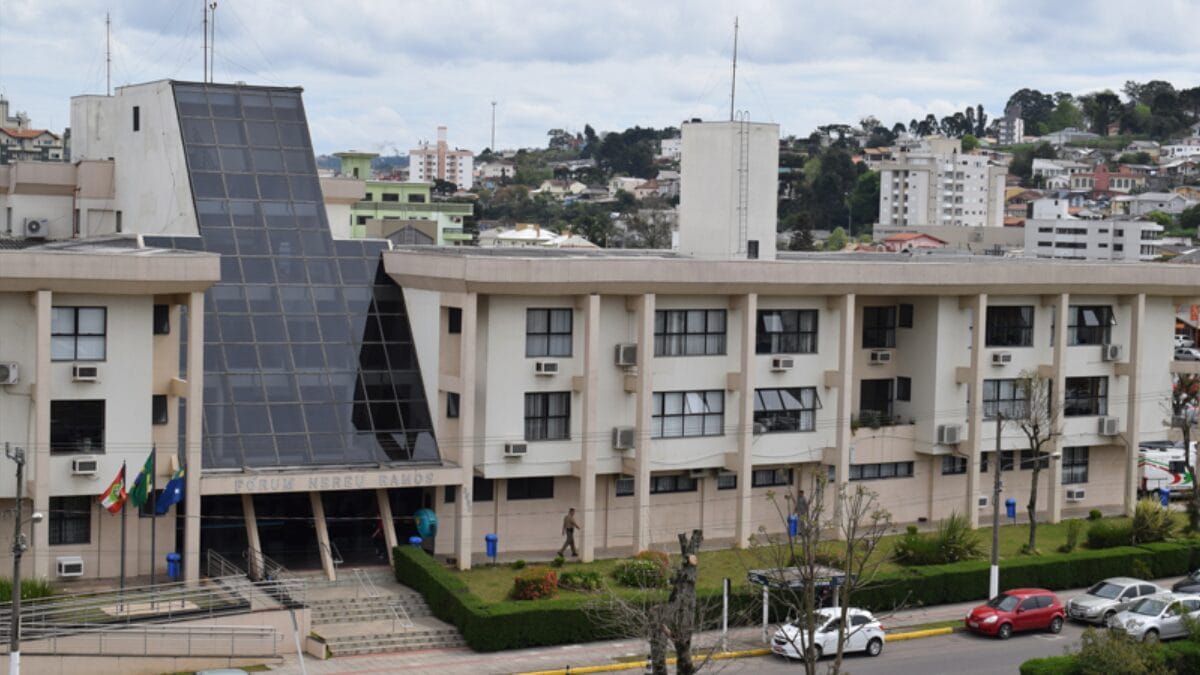 prédio bege com parede em vidro escuro