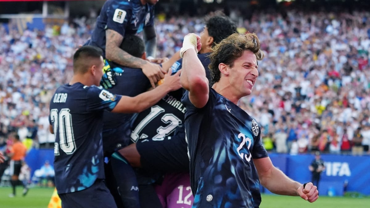 Galarza celebra com jogadores do Paraguai