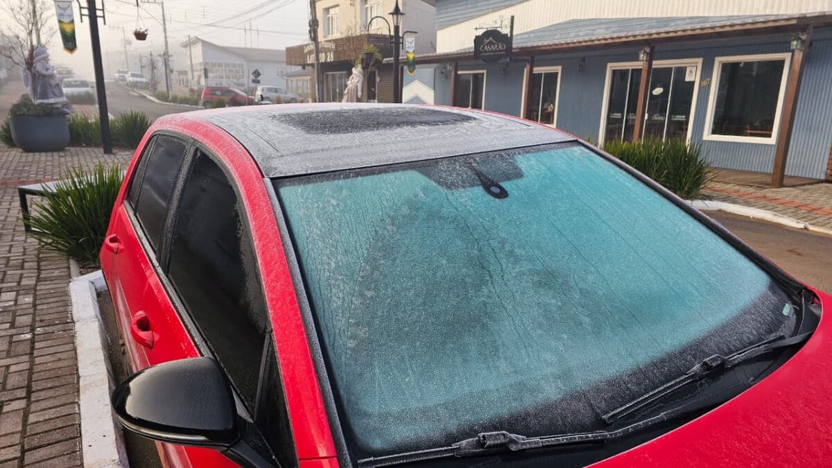 carro vermelho coberto por uma fina camada de gelo