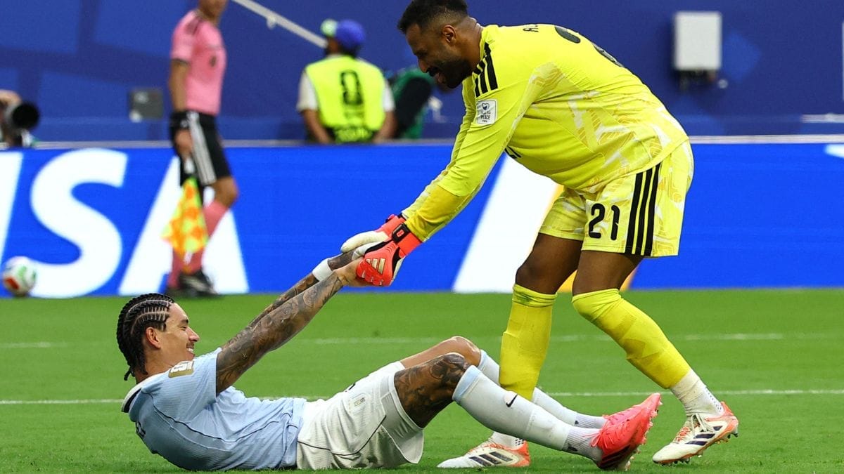 Goleiro Mohammed Al-Owais foi o herói da partida (Foto: REUTERS)