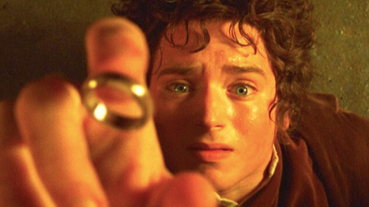Elijah Wood volta a interpretar Frodo Bolseiro, personagem central da trilogia original de "O Senhor dos Anéis" (Foto: Warner Bros.)