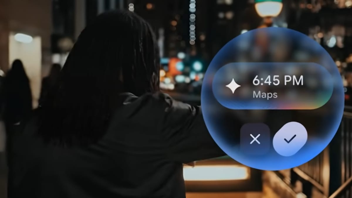 Homem anda na rua olhando smartwatch com novo Android 17