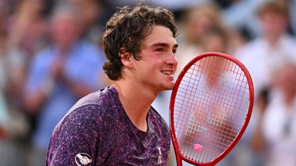 João Fonseca em ação no torneio francês (Foto: Corinne Dubreuil, ATP Tour)