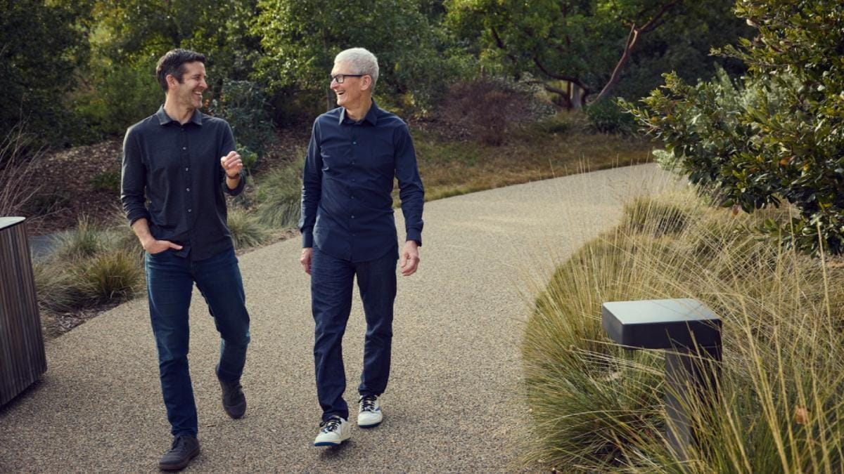 John Ternus (esquerda) e Tim Cook no Apple Park (Foto: Divulgação)