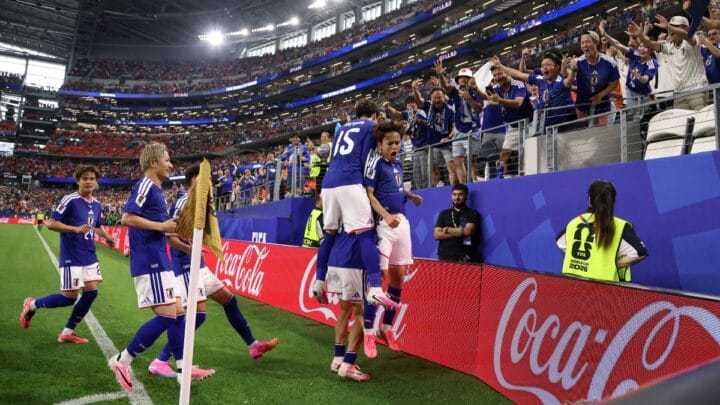 Keito Nakamura, do Japão, comemora o primeiro gol da equipe com seus companheiros. (Foto: Tim Heitman, Reuters)