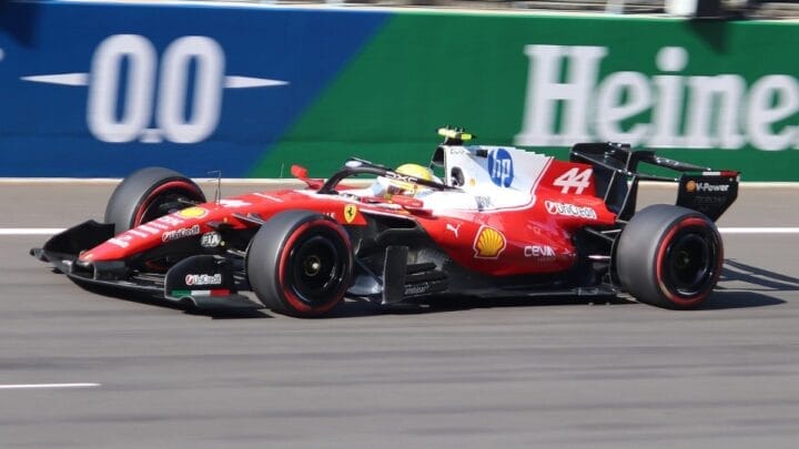 Lewis Hamilton pilota carro da Ferrari na Fórmula 1