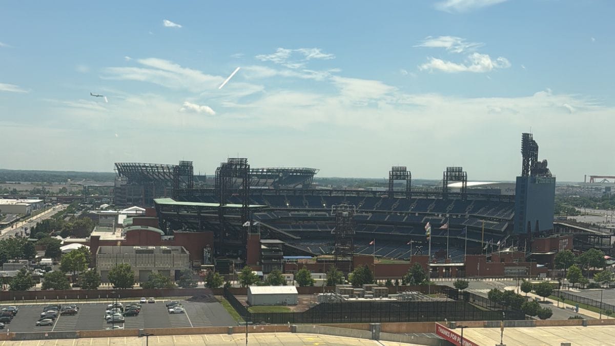 Complexo esportivo na Filadélfia recebe a Seleção Brasileira contra o Haiti. Em primeiro plano o estádio de beisebol. Ao fundo, o Lincoln Financial Field, local do jogo desta noite (Foto: Rodrigo Faraco, NSC)
