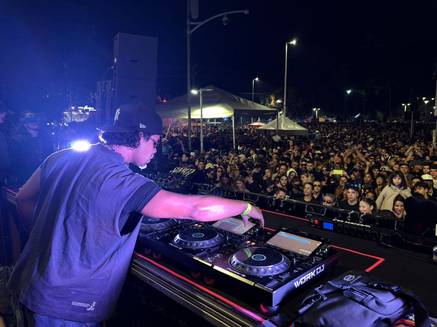 Victor Lou foi a atração surpresa da festa Sekreta (Foto: Ricardo Verka)