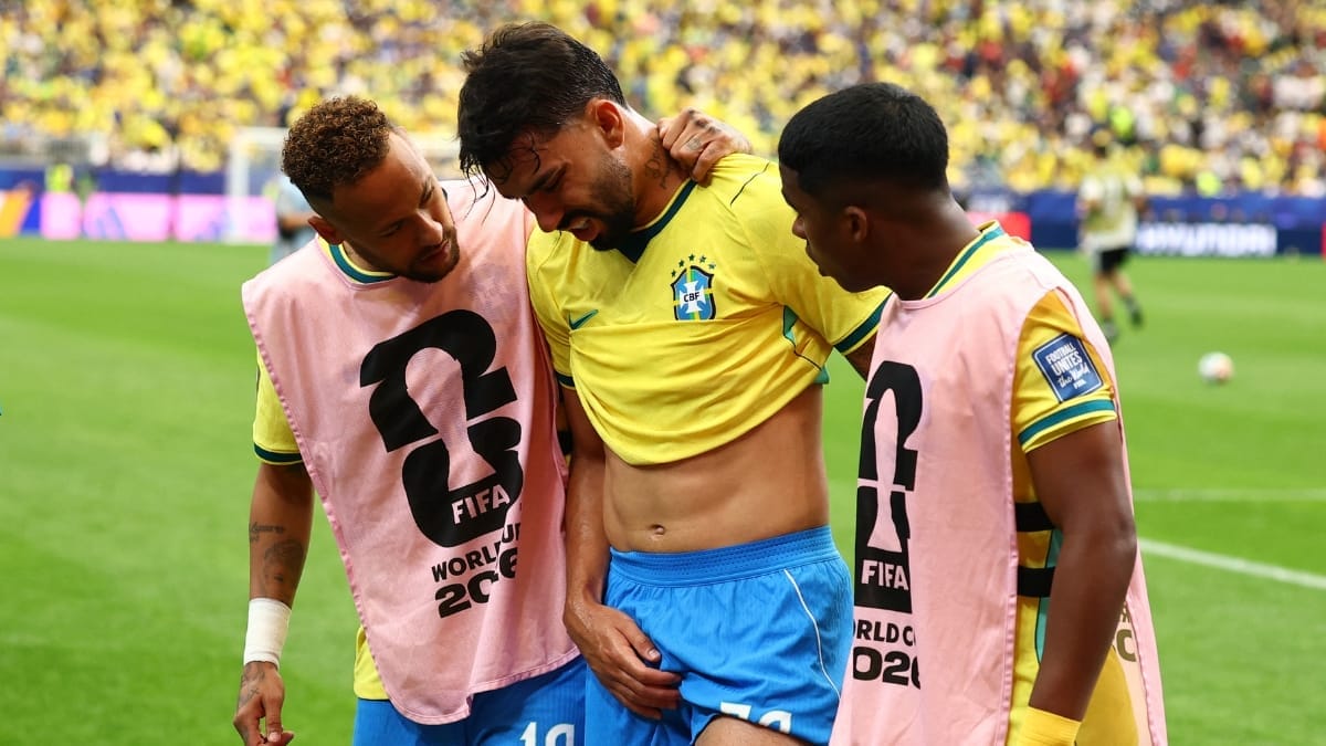 Lucas Paquet&aacute; recebe apoio de Endrick e Neymar Jr. na sa&iacute;da de campo