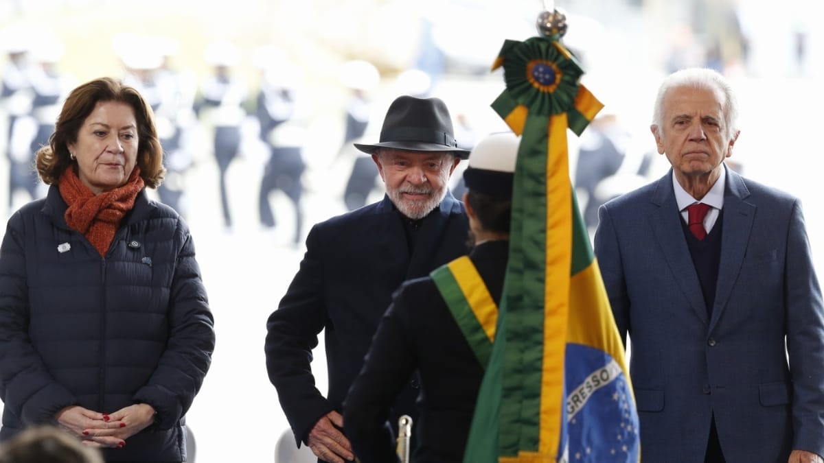 Lula participa de cerim&ocirc;nia de lan&ccedil;amento e batismo de fragata em Itaja&iacute; acompanhado do ministro da Defesa Jos&eacute; M&uacute;cio e da ministra da Casa Civil, Miriam Belchior (Foto Patrick Rodrigues, NSC)