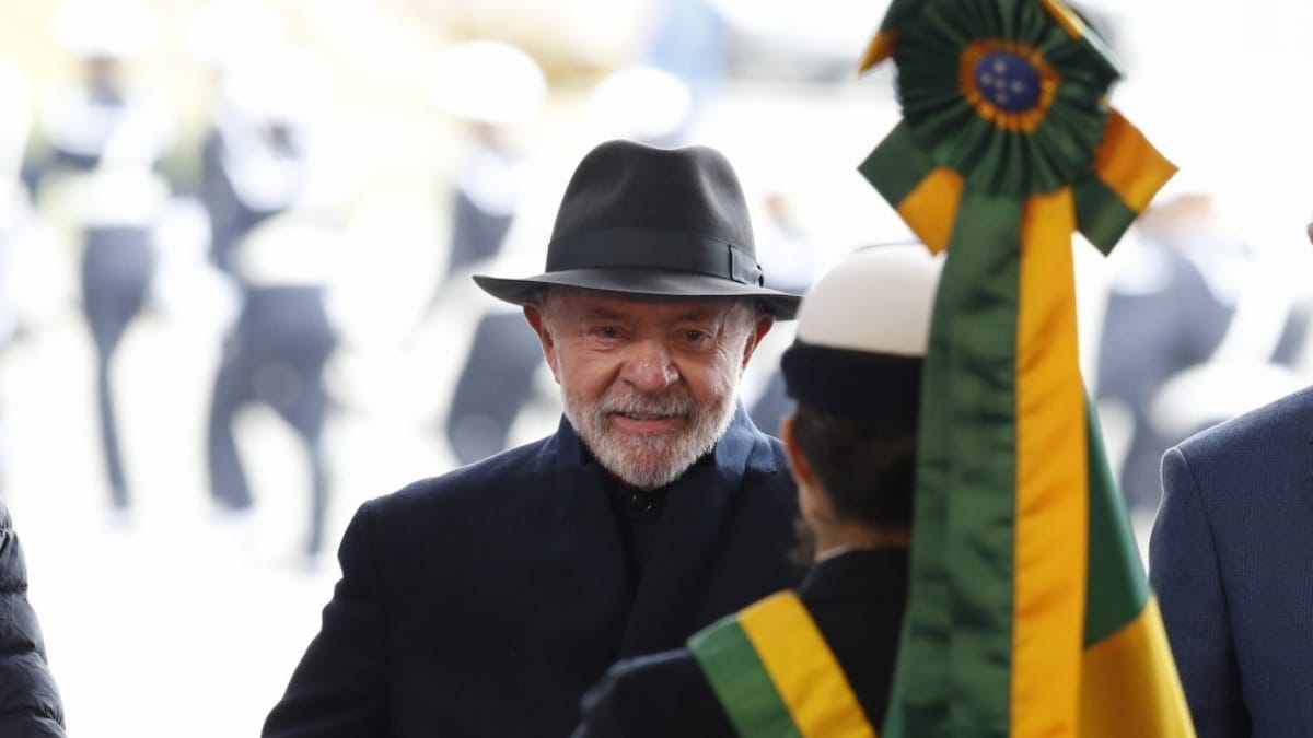 Lula participa de cerim&ocirc;nia de lan&ccedil;amento e batismo de fragata em Itaja&iacute; acompanhado do ministro da Defesa Jos&eacute; M&uacute;cio e da ministra da Casa Civil, Miriam Belchior (Foto Patrick Rodrigues, NSC)