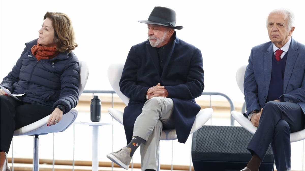 Lula participa de cerim&ocirc;nia de lan&ccedil;amento e batismo de fragata em Itaja&iacute; acompanhado do ministro da Defesa Jos&eacute; M&uacute;cio e da ministra da Casa Civil, Miriam Belchior (Foto Patrick Rodrigues, NSC)