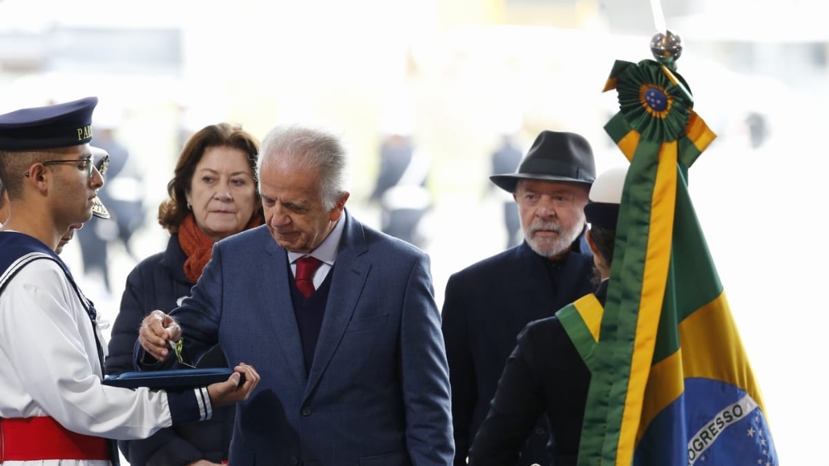 Lula participa de cerim&ocirc;nia de lan&ccedil;amento e batismo de fragata em Itaja&iacute; acompanhado do ministro da Defesa Jos&eacute; M&uacute;cio e da ministra da Casa Civil, Miriam Belchior (Foto Patrick Rodrigues, NSC)