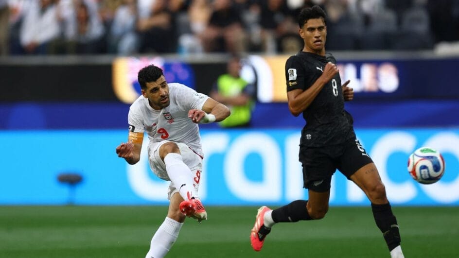 Mehdi Taremi, do Irã , chuta a gol e acerta a trave.