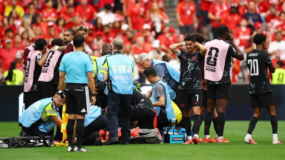 Lesão ocorreu no segundo tempo da partida (Foto: REUTERS)