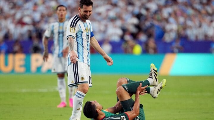 Lance polêmico de Messi ocorreu em Argentina x Argélia (Foto: Reuters, Denny Medley)