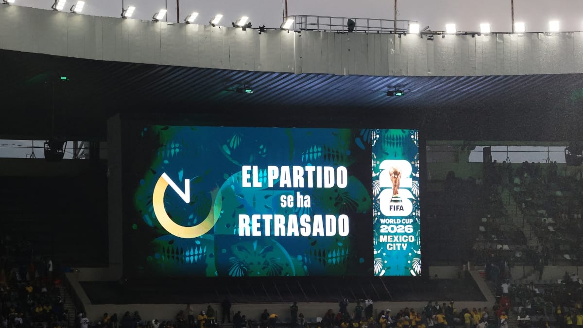 Partida foi atrasada por conta das condições climáticas (Foto: REUTERS)