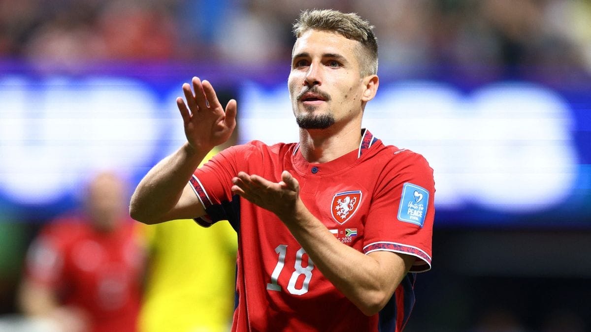 Michal Sadilek, da República Tcheca, comemora o primeiro gol da equipe.