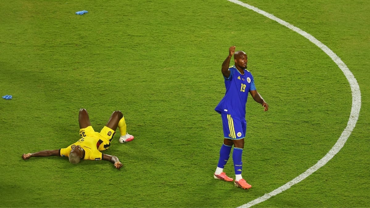 Moisés Caicedo, do Equador, e Gervane Kastaneer, de Curaçao, reagem após a partida.