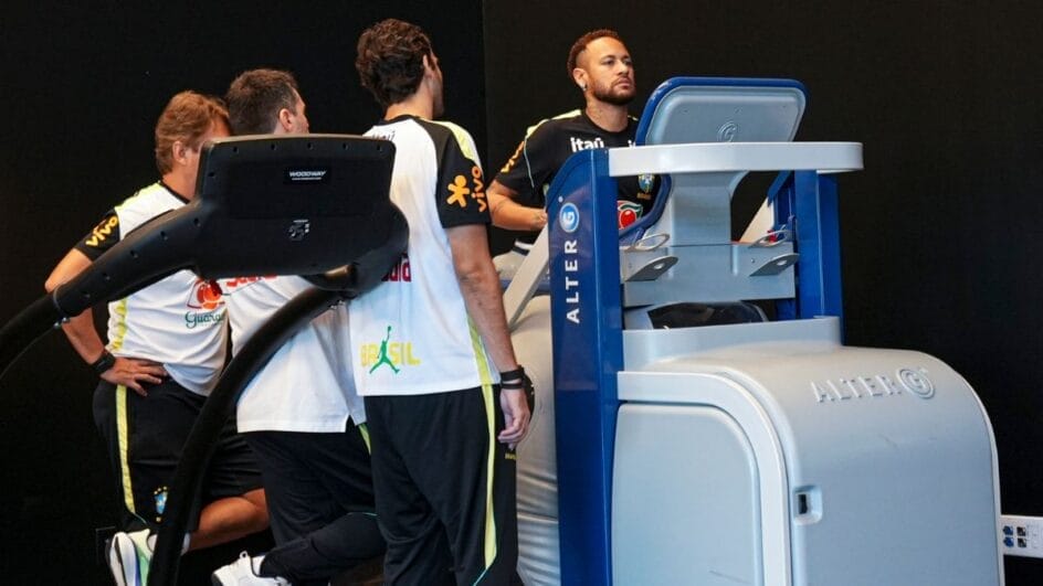 Neymar em bateria de exames (Foto: Rafael Ribeiro, CBF)