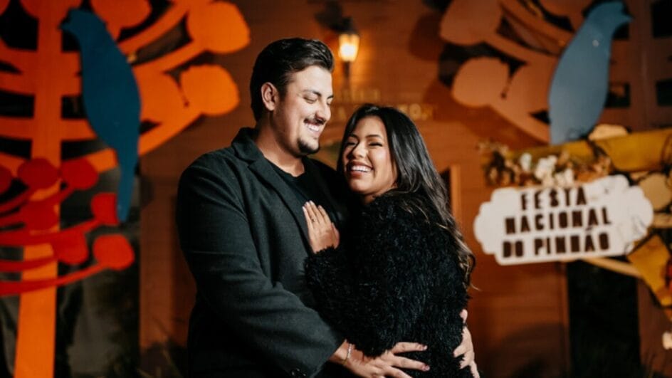 casal abraçado e sorrindo