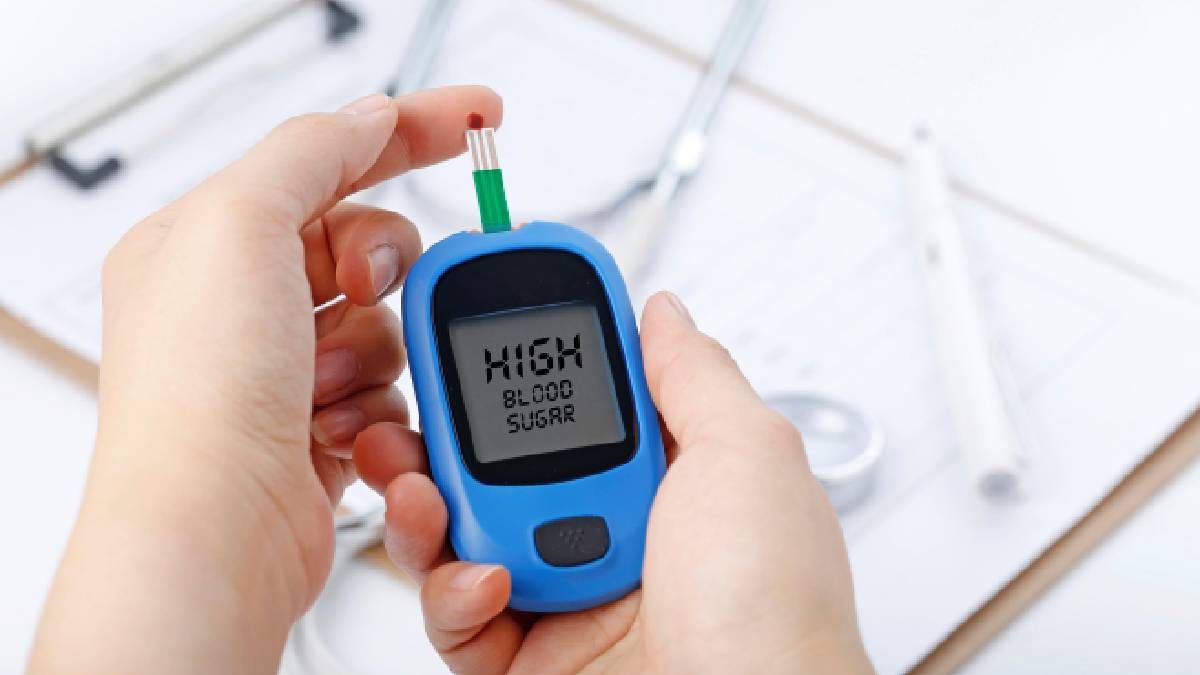 O controle rigoroso dos níveis de glicose no sangue é a principal estratégia de prevenção a longo prazo para reduzir processos inflamatórios que afetam os tecidos conjuntivos (Imagem: Magnific)
