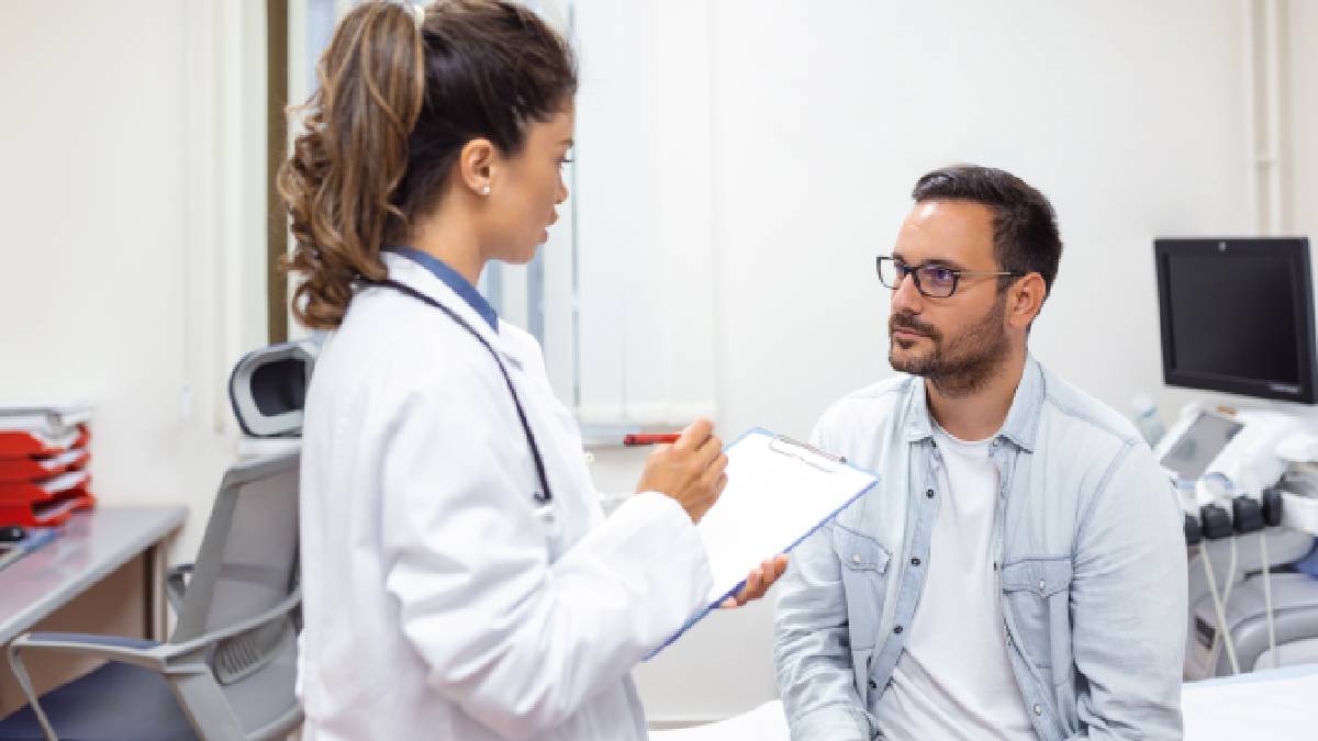 A consulta médica é fundamental para investigar dores persistentes no ombro, especialmente em pacientes com histórico de diabetes, visando um diagnóstico preciso e precoce (Imagem: Magnific)