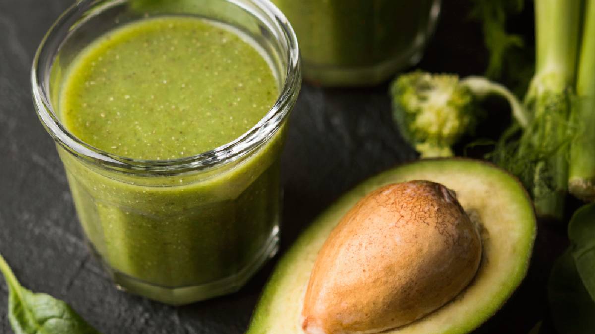 Muito al&eacute;m das vitaminas e saladas, o abacate oferece propriedades que podem ser exploradas externamente; a &aacute;gua do cozimento da casca, por exemplo, pode ser utilizada como enx&aacute;gue final nos cabelos (Imagem: Pexels)
