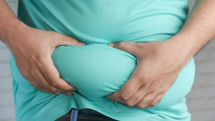 O acúmulo de gordura visceral cresce o risco de doenças cardiovasculares e diabetes, exigindo ajustes consistentes na rotina para ser revertido (Imagem: Pexels)