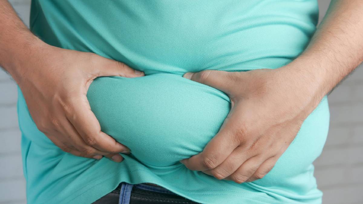 O acúmulo de gordura visceral cresce o risco de doenças cardiovasculares e diabetes, exigindo ajustes consistentes na rotina para ser revertido (Imagem: Pexels)