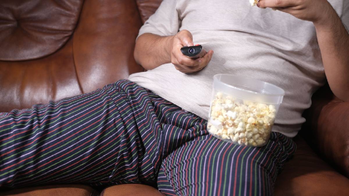 O sedentarismo impede o gasto energ&eacute;tico adequado, sendo um dos pilares que levam ao aumento da gordura abdomina (Imagem: Pexels)