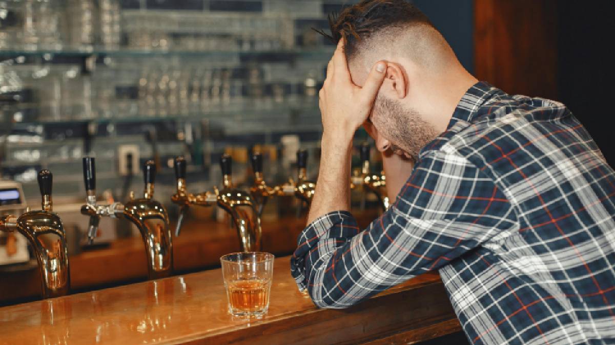 O consumo de &aacute;lcool &eacute; um fator muitas vezes negligenciado que impacta diretamente o metabolismo das gorduras (Imagem: Pexels)